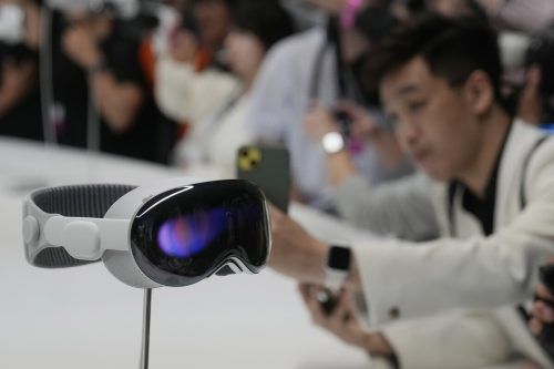 Apple‘s Vision Pro soll Virtuelles so darstellen, dass es völlig real wirkt. 3500 Dollar kostet die neue Computerbrille. Verkaufsstart ist Anfang 2024. ap