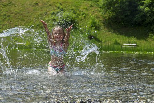 Auch Magdalena hatte am ersten Hitzetag des Jahres sichtlich ihren Spaß im kühlen Nass.