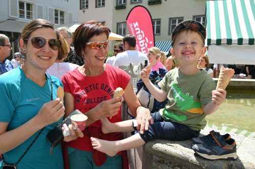 Auch Tanja, Gerda und der kleine Rafael genossen das schöne Wetter mit einem Eis. stadtmarketing bludenz