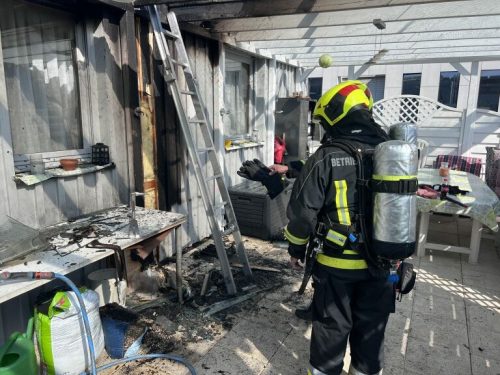 Auf dem Balkon hatte sich gelagerter Müll entzündet.  vlach