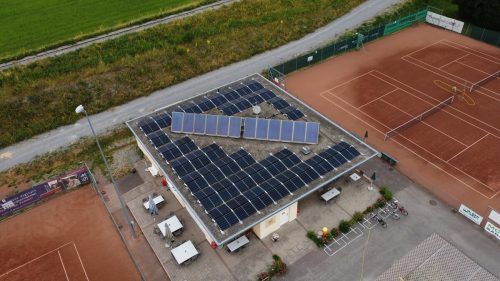 Auf dem Clubheim des Tennisclubs Mäder wurde in den vergangenen Wochen eine neue Photovoltaik-Anlage errichtet. Gemeinde Mäder
