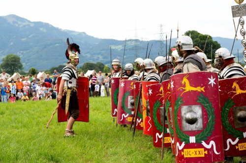 Auf dem Festprogramm stehen Gladiatoren- und Schaukämpfe sowie Marschformationen der Legionen, Tanzdarbietungen, Handwerkskunst und antike Arbeitstechniken. mg rankweil