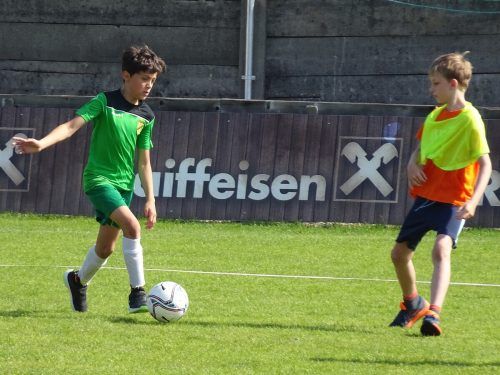 Auf dem Platz wurde ehrgeizig Fußball gespielt.