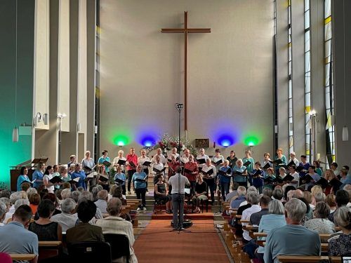 Auf eine musikalische Reise in magische Mitsommernächte begleitete der Frohsinn Nofels. vn/he (3)