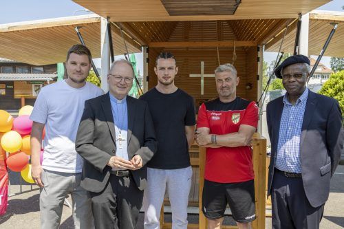 Austrias sportliches Trio Alexander Schneider, Jean Hugonet, Markus Mader mit Bischof Benno Elbs und Altbischof Johannes Okoro.