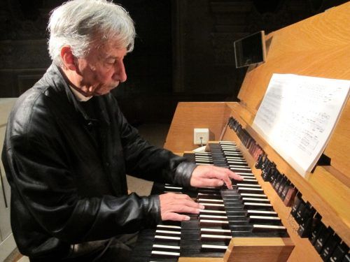Autor Bruno Oberhammer an seiner „Hausorgel“, der Rieger-Orgel in der Pfarrkirche Höchst. Fritz Jurmann