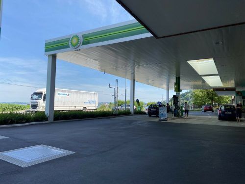 Bei der BP-Tankstelle in Lochau bahnte sich zwischen zwei Männern eine heftige Auseinandersetzung an.  vol.at/Mayer