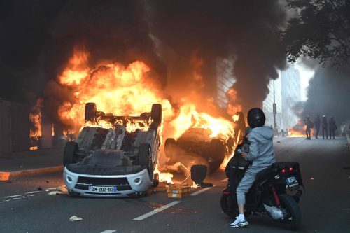 Bei erneuten nächtlichen Krawallen in Frankreich sind 875 Menschen festgenommen worden. 408 Festnahmen habe es in Paris und seinen Vororten gegeben. AFP