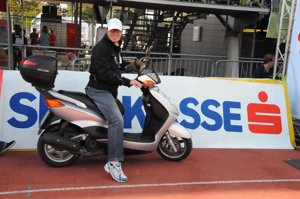 Ein wertvolles Hilfsmittel beim Sparkasse-3-Länder-Marathon ist für Streckechef Jürgen Schatzmann der E-Roller. ⇒VN/Archiv