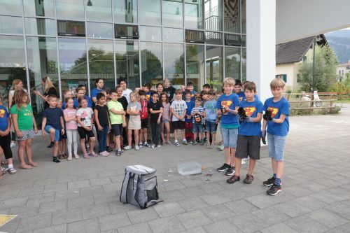 Ben, Pius und Theo mit der durch Hitze- und Kälteeinwirkung in mehrere Teile zerlegten Glasflasche. AME(2)