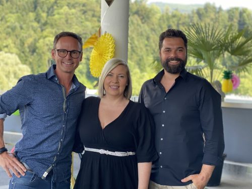 Benjamin Pilz (r.) mit Moderatoren Martin Veith und Sandra Tasek.
