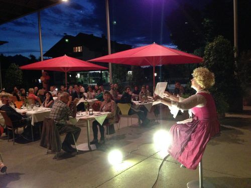 Bernadette Gasser als Hebamme.
montiperle