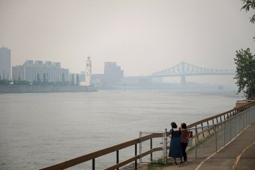 Bilder zeigen, wie die Skyline von Montreal in grauen Rauch gehüllt ist.  ap