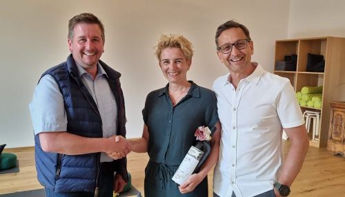Bgm. Daniel Sandrell gratulierte Ruth und Josef Tschofen zum Projekt.