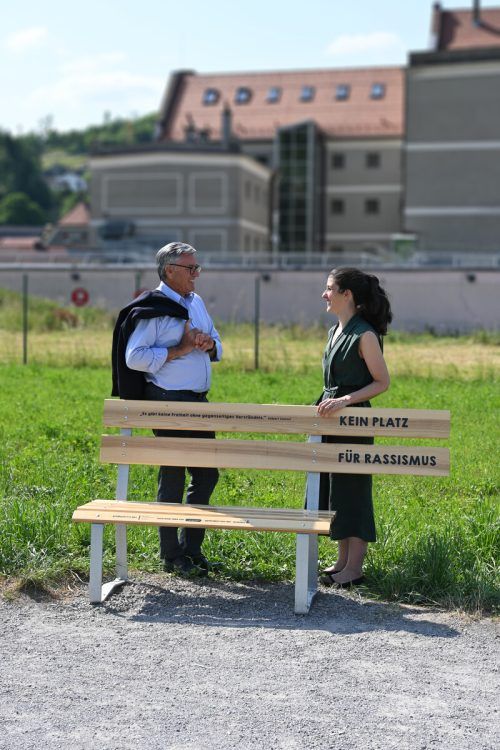 Bürgermeister Wolfgang Matt und Stadträtin Natascha Soursos freuen sich, mit der Toleranzbank ein Zeichen gegen Rassismus setzen zu können. stadt feldkirch