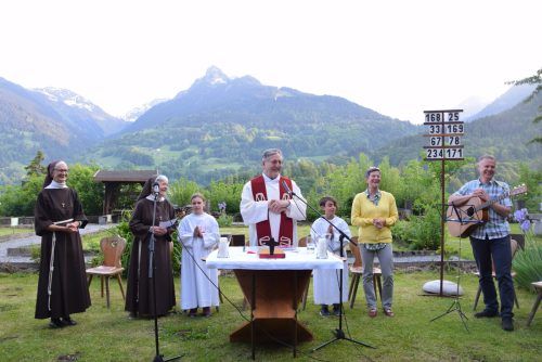 Caritas-Seelsorger Wilfried Blum feierte mit einer Messe die Eröffnung von Klaras Garten. sco