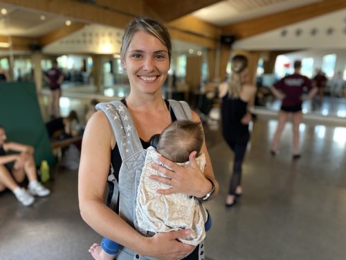 Cheftrainerin Roberta Filippini probt mit der Gruppe für die Aufführung. Mit dabei ist ihr Töchterchen.