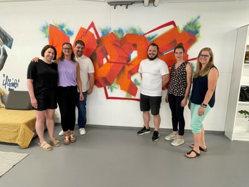 Christine Fetz, Kathrin Ofner, Patrick Breuss und Vladimir Kulikov von Integra sowie Christiane Burtscher und Mirjam Salcher vom Sozialministeriumservice freuen sich über die Eröffnung der „VOPS“-Räumlichkeiten in Feldkirch.  VN-HE