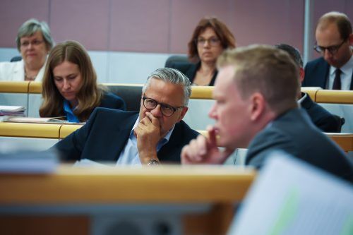 Christof Bitschi (FPÖ, vorne) plädiert für ein Waffenverbot an Brennpunkten.  VN/PS