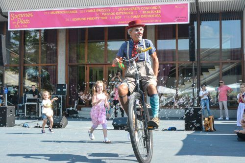Clown Pompo begeisterte die Kinder mit seinem Seifenblasenfahrrad.