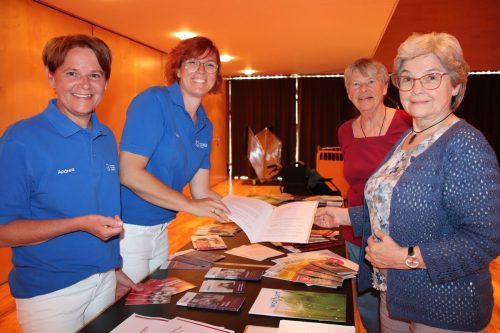 Communitiy Nurses Andrea Schwarz und Johanna Kaufmann im Gespräch mit Hildegard Büchele und Anuschka Anhof. nam (2)