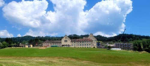 Das alte „Haus Pfänder“ auf der Südseite des Pflegeheimes Jesuheim wurde durch einen Neubau mit 72 Zimmern ersetzt. Der Ersatzbau (links) war für 36 Bewohner zwischenzeitlich das neue Zuhause.