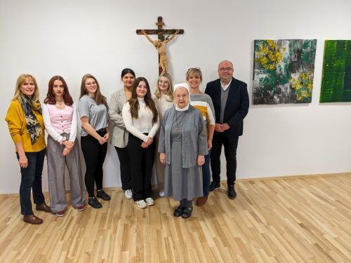 Das Antoniushaus ist im Eigentum der Kreuzschwestern. Betagten und pflegebedürftigen Menschen aus der Region und Ordensangehörigen wird Pflege und Betreuung geboten. Im Bild Lehrlinge, Ordensschwester und Leitung. Antoniushaus
