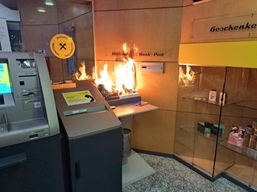 Im Foyer der Raiffeisenbank loderten die Flammen.  fw Rankweil