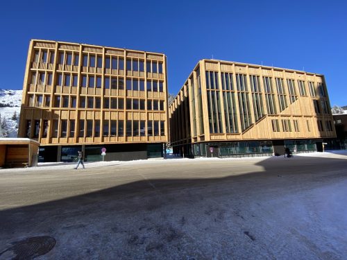Das Gemeindezentrum beschäftigt Lech seit Jahren. Das Ergebnis der Kontrolle ärgert den Bürgermeister. VN/MIH