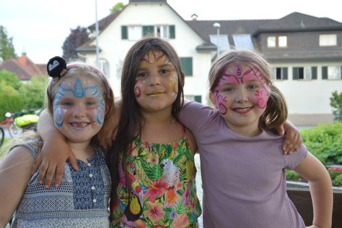 Das Kinderschminken ist ein Schulfest-Klassiker. 