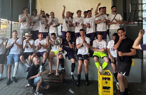 Das Meisterteam von Viktoria Bregenz ließ sich gebührend feiern. siha/2