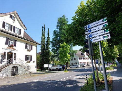 Das neue Parkleitsystem soll Autofahrer zu freien Parkplätzen in der Hohenemser Innenstadt lotsen.  Stadt