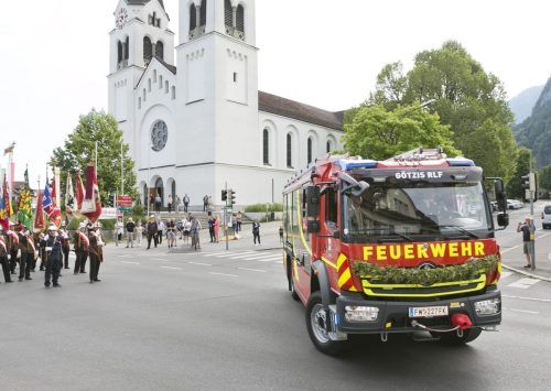 Das neue Rüstlöschfahrzeug erhielt bei der Götzner Pfarrkirche die kirchliche Segnung. Marktgemeinde Götzis