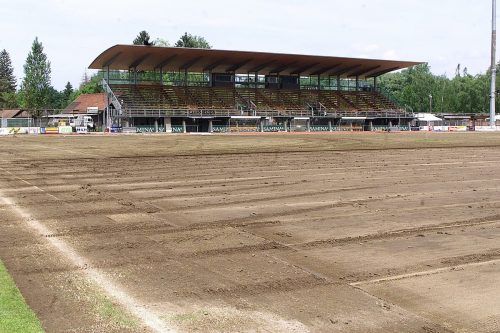 Bis das Spielfeld des ImmoAgentur Stadions bearbeitet werden kann, dauert es noch ein wenig. Dann muss es aber schnell gehen. zellhofer