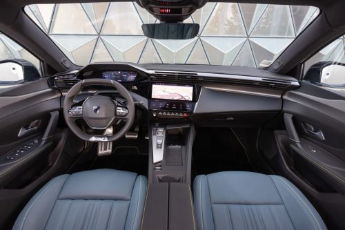 Das typische i-Cockpit mit kompakt dimensioniertem Volant und hoch-gesetztem Kombiinstrument.