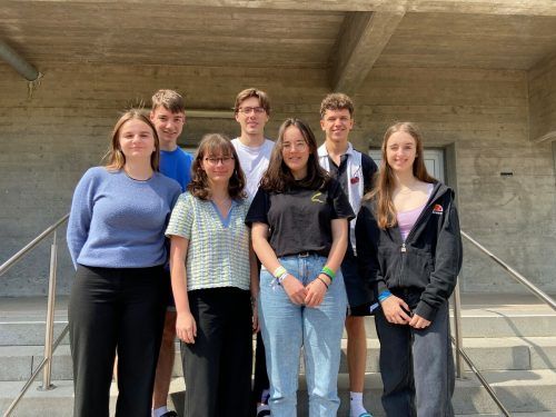 Das WPF Kulturvermittlung 1. Reihe v.l.: Anna Frick, Emilia Kirisits, Sarah Greiner, Sarah Grinschgl; 2. Reihe v.l.: Luca Längle, Luis Breuss, Carol Prantner.