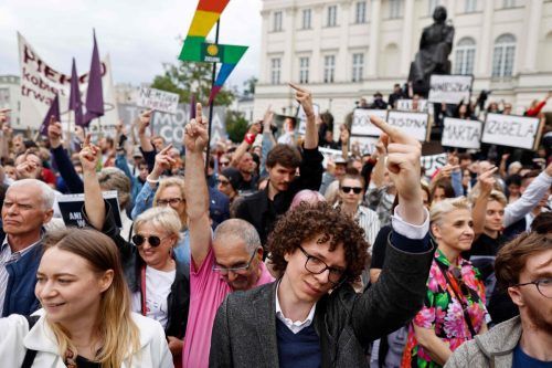 Demonstranten zeigen in Warschau bei einem Protest gegen das äußerst restriktive polnische Abtreibungsgesetz den Mittelfinger. AFP