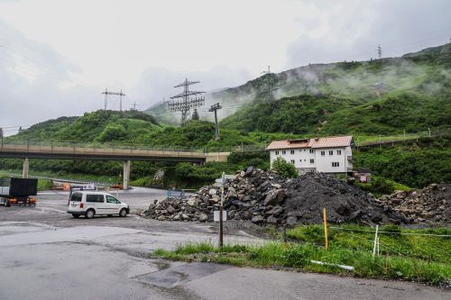 Der Arlbergpass ist nicht gerade unberührte Natur, betont die Gemeinde Gamprin.  PS