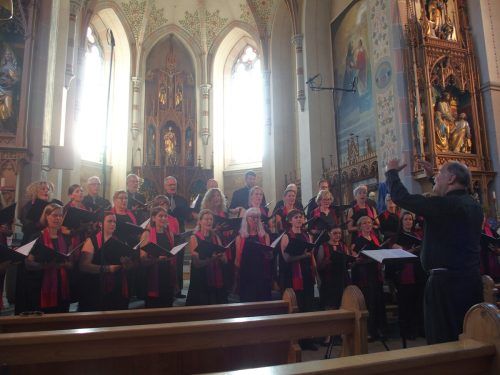 Der Bregenzer Kammerchor mit Hubert Herburger und dem Organisten Michael Schwärzler in der Schwarzacher Pfarrkirche St. Sebastian.  FRITZ JURMANN