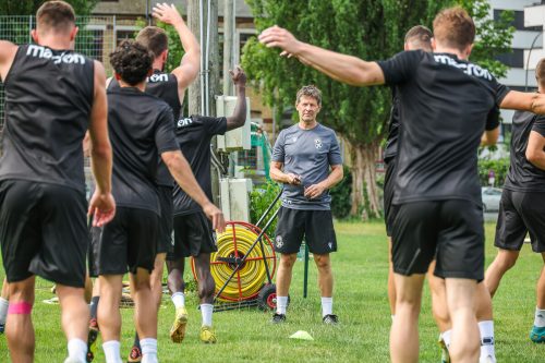 Der Chef gibt den Takt an: Für Andreas Heraf gilt es diese Woche ein Auge auf die Testspieler zu werfen, um die richtigen Verstärkungen für die anstehende Saison zu finden. Steurer/2