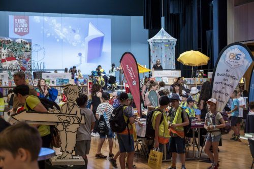 Der große Saal der Kulturbühne Ambach, der mit 3000 Kinderbüchern bestückt ist, war gut besucht.