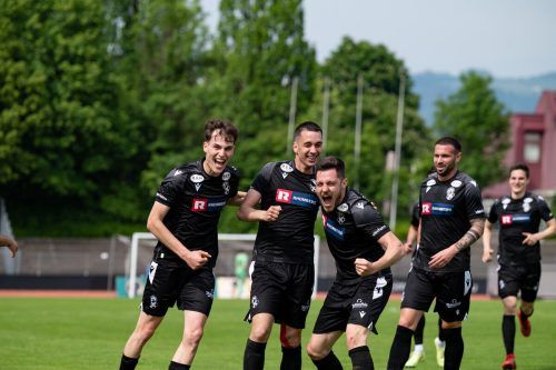 Der Jubel nach dem Schlusspfiff war groß. Die Spieler feierten den Meistertitel und die Rückkehr in die 2. Liga mit ihren mitgereisten Fans. Serra