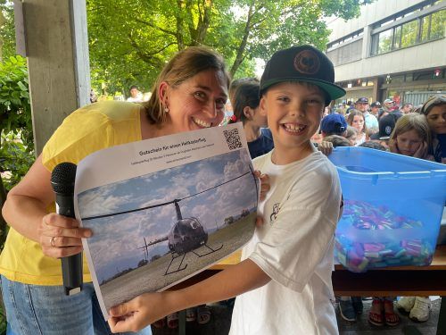 Der junge Gewinner des Helikopterflugs konnte sein Glück kaum fassen.