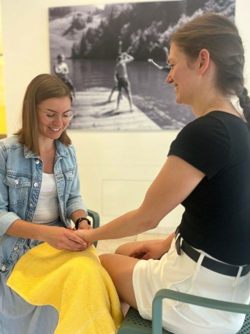 Der Kontakt mit Menschen war für Fabienne Summer (l.) bei der Berufswahl von entscheidender Bedeutung. KH dornbirn , Summer