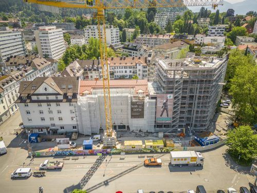 Der Neubau des Verwaltungsgebäudes der Vorarlberger Landes-Versicherung (r.) in der Bregenzer Bahnhofstraße.  vn/PAulitsch