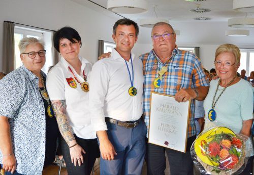 Der neue Ehren-Elferrat Harald Kaufmann mit Gattin Grete (r.), Obfrau Irmi Heinzle, VVF-Präsidentin Barbara Lässer und Bürgermeister Martin Staudinger. AJK (2)