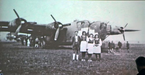 Der notgelandete Bomber war 1944 beliebtes Asuflugsziel. AJK (2)