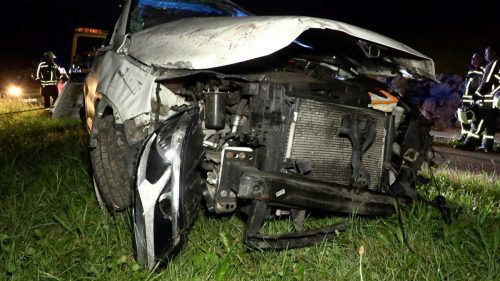 Der Pkw war von der Fahrbahn geraten, hatte sich mehrmals überschlagen und hat nach dem Unfall nur noch Schrottwert.  M. Shourot