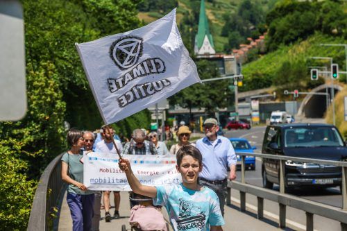 Der Protestspaziergang startete beim Montforthaus. Am 8. Juli soll erneut protestiert werden. VN/Steurer