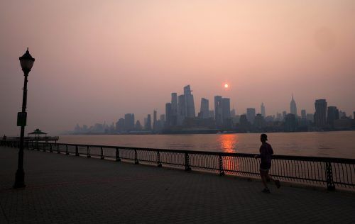 Der Rauch Hunderter Brände in Kanada ist weitergezogen. Blick über den Hudson River auf die Skyline von Manhattan in New York City, die von Dunst und Smog eingehüllt ist. reuters